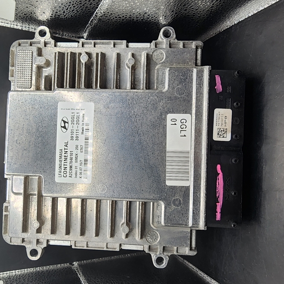 Hyundai Engine Control Module (Unknown) - Picture 2 of 5